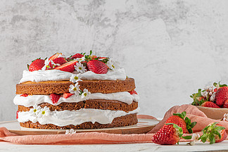白色背景中的草莓蛋糕、草莓海绵蛋糕、新鲜草莓和酸奶油