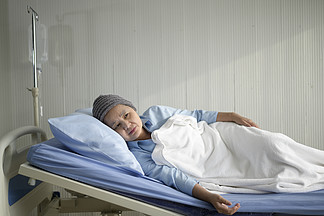 一位在医院戴头巾的沮丧和绝望的亚洲<i>癌</i><i>症</i>患者妇女。在医院戴头巾的沮丧和绝望的亚洲<i>癌</i><i>症</i>患者妇女。