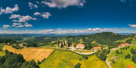 阳光明媚的夏日，在施蒂利亚州的 Kitzeck <i><i>im</i></i> Sausal 鸟瞰图。奥地利葡萄园农业全景。阳光明媚的夏日，在施蒂利亚州的 Kitzeck <i><i>im</i></i> Sausal 鸟瞰图。
