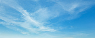 蓝<i>色</i>蔚蓝的天空中的白<i>色</i>卷<i>云</i>模糊的<i>云</i>。夏季好天气背景。