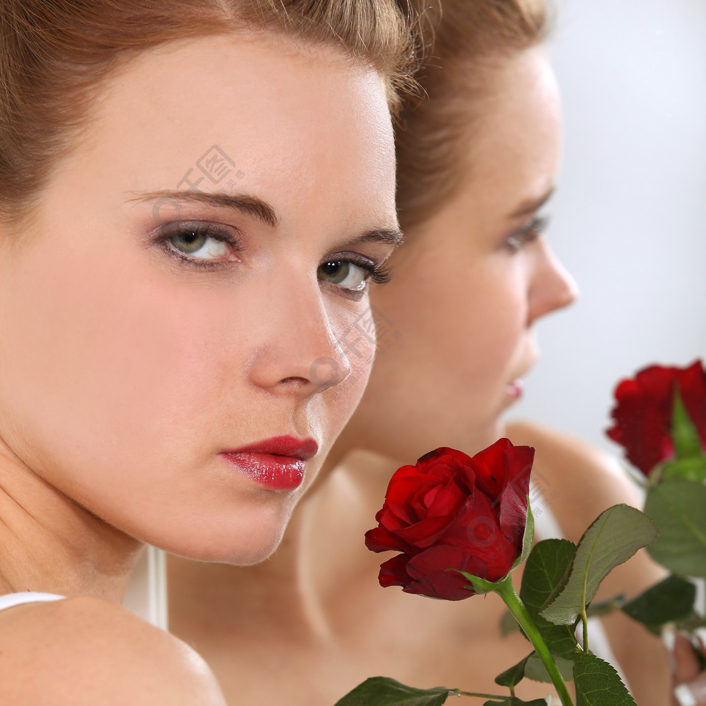 红玫瑰花的美女图片免费下载-5084185775-千图网Pro