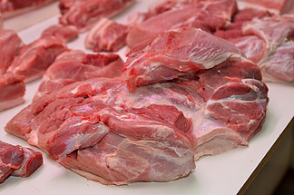 新鲜猪肉在新鲜市场出售