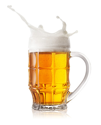啤酒杯飞溅孤立在白色背景上。啤酒杯飞溅