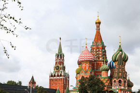 秋季从 Zaryadye 区看红场圣瓦西里大教堂 (波克罗夫斯基大教堂) 和莫斯科克里姆林宫 Spasskaya 钟楼