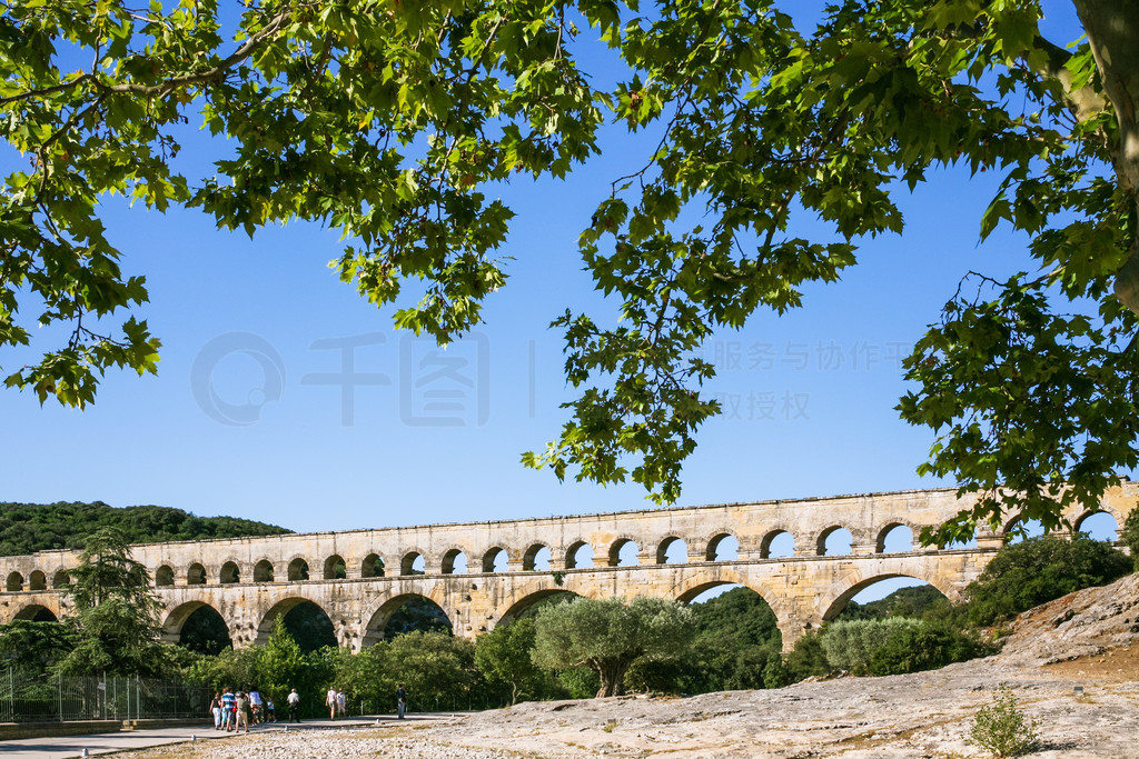 ǰ˹  οͨ Vers-Pont-du-Gard 򸽽 Gardon ǰɲ Pont du Gard