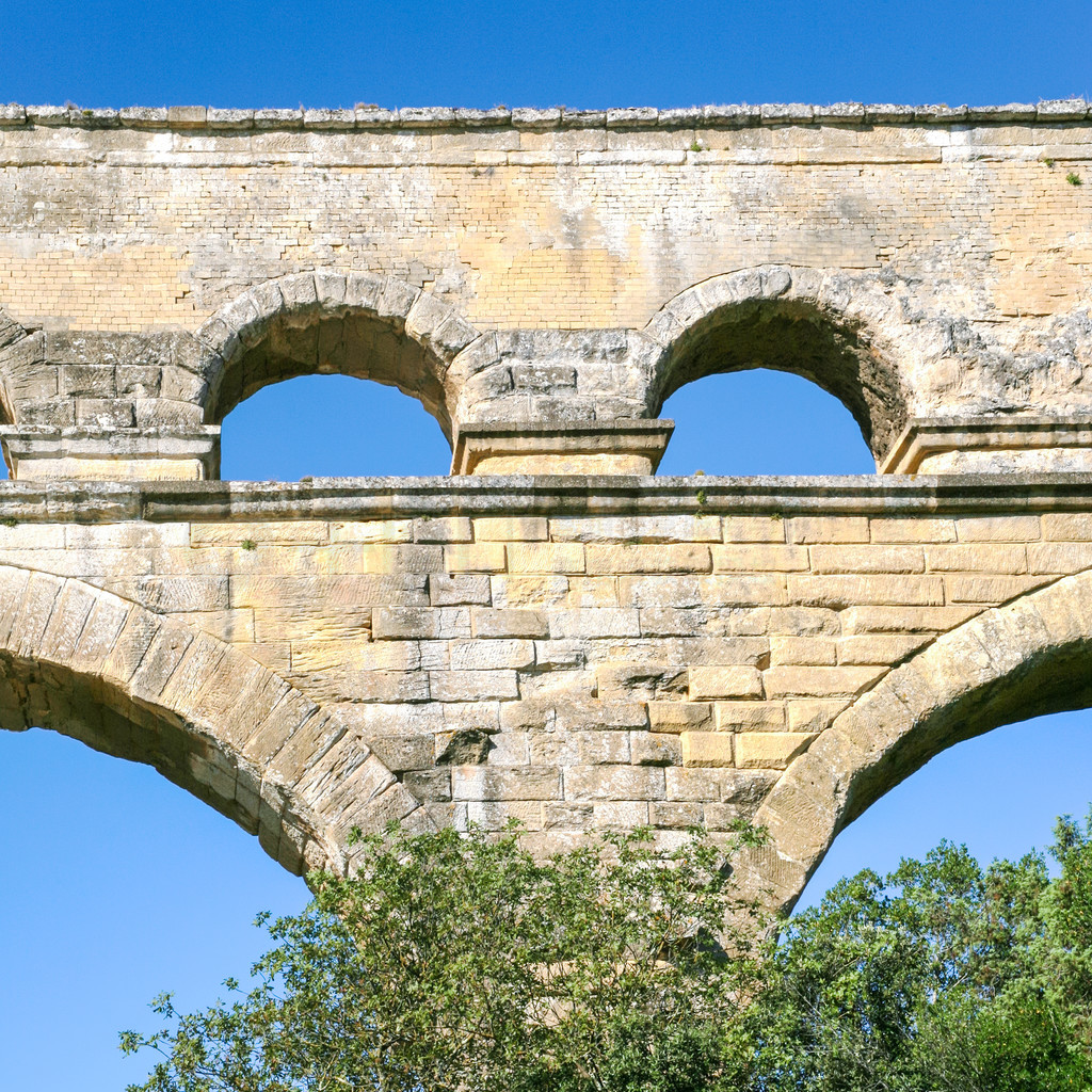 ǰ˹  Vers-Pont-du-Gard 򸽽Ĺɲ Pont du Gard 