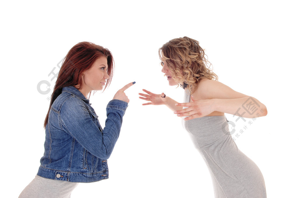 俩女性斗势均力敌图片