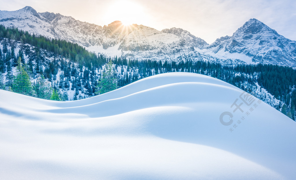 雪山和雪堆背景是奥地利阿尔卑斯山的冬季风景前景是一大堆雪图片摄于