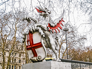 圣乔治，伦敦 HDR。高<i>动</i><i>态</i>范围 HDR 圣乔治在英国伦敦杀死<i>龙</i>纪念碑