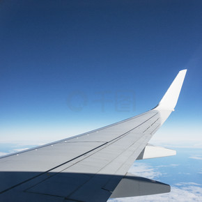 以蓝天白云为背景的飞机机翼