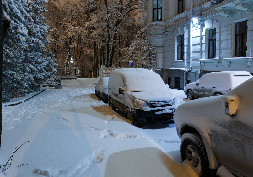 烏克蘭利沃夫市中心美麗的暮光冬季城市景觀汽車被雪覆蓋