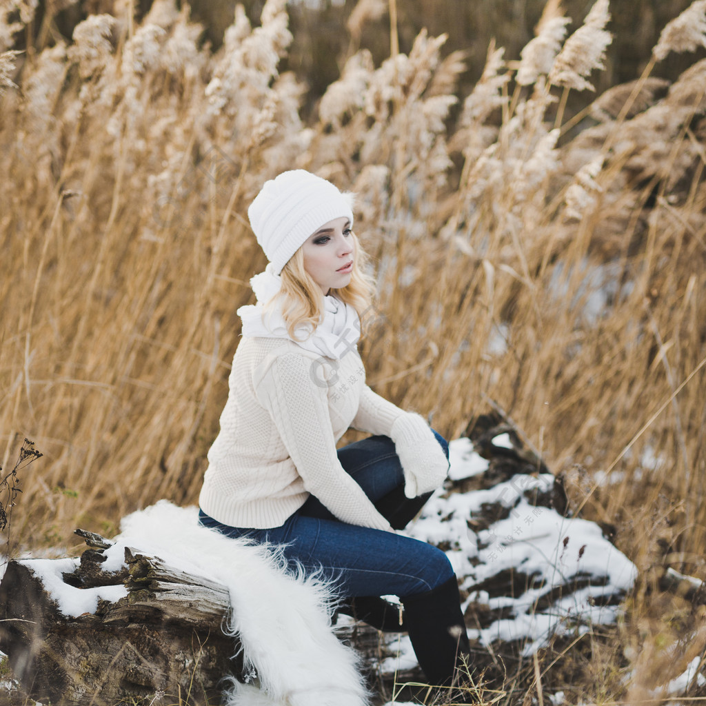 一个女孩在红雪覆盖的芦苇丛中的冬季肖像湖芦苇9169