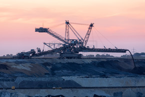 德国汉巴赫矿的日落景观褐煤露天矿与挖掘机。带挖掘机的日落景观褐煤露天矿坑，德国
