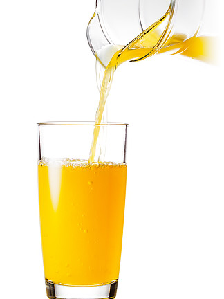 玻璃与一壶橙汁从孤立的白色背景上的壶倒出<i>来</i>。从壶里倒出一壶橙汁的玻璃杯