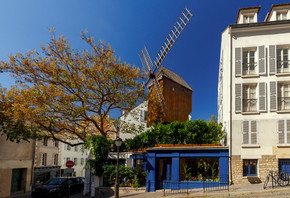 在蒙马特的老风车 Moulin de la Galette。法国巴黎……巴黎。蒙马特的风车。