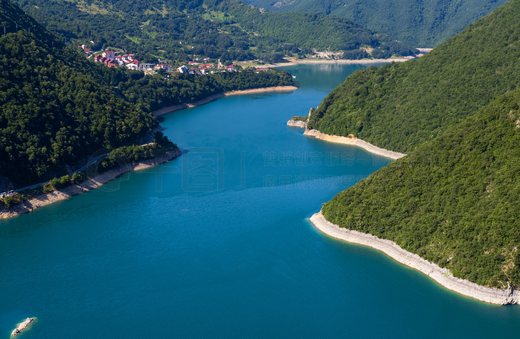 ƤߺϿȼˮƤߺ (Pivsko Jezero) ںɽļۡȻα˺͹Ŀȫǡ