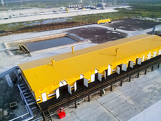 俄罗斯汉特曼西斯克附近的<i>油</i>气田-2017 年 9 月 30 日：黄色建筑-用于抽<i>油</i>的抽<i>油</i>站。<i>油</i>田设施.. 黄色建筑 - 用于抽<i>油</i>的抽<i>油</i>站。<i>油</i>田设施。