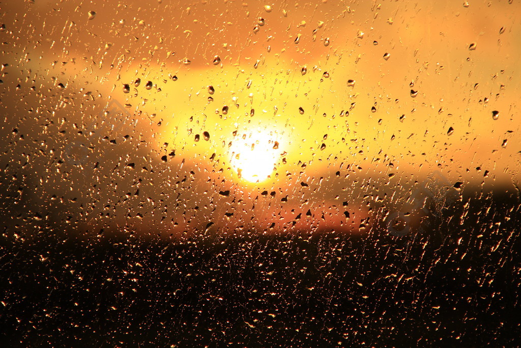 下雨時水滴在玻璃上.日落背景下的窗外雨.下雨時雨滴落在玻璃上.