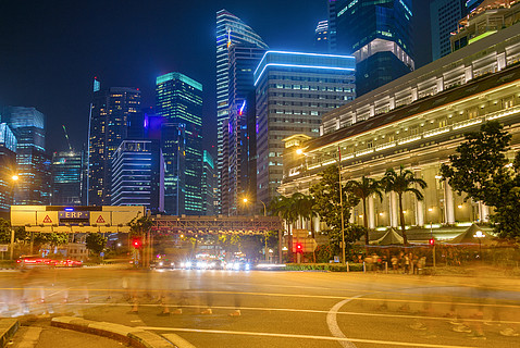 新加坡大都市,夜間照明的市中心核心,運動模糊穿過城市高速公路的人群