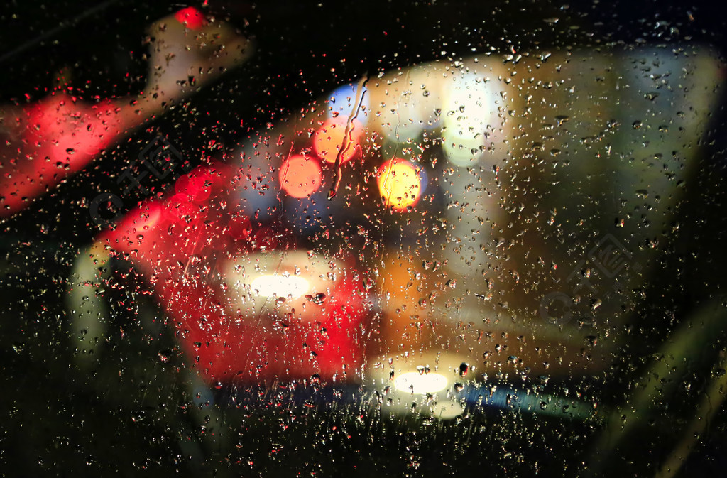 雨天车窗夜景图片