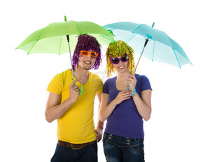 带假发、太阳镜和雨伞的风趣夫妇