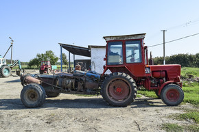 俄罗斯，Temryuk-2015 年 7 月 15 日： 拖拉机。农业机械拖拉机。拖拉机农业机械停车。这张照片是在 Temryuk 郊区的一个农村车库里的一个拖拉机停车场拍摄的。拖拉机。农业机械。