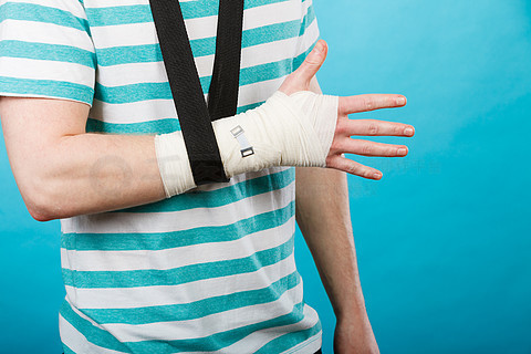 对年轻人疼痛的手掌手臂有用的药物用绷带包扎的手的部分身体男人