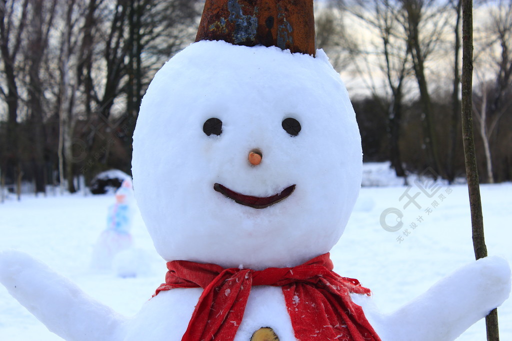 雪人在雪地裡歡快新年屬性聖誕節的象徵廚房花園裡戴著紅圍巾的雪人