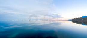 贝加尔湖的水域，贝加尔湖的水面，一道亮丽的风景。贝加尔湖的水域，贝加尔湖的水面