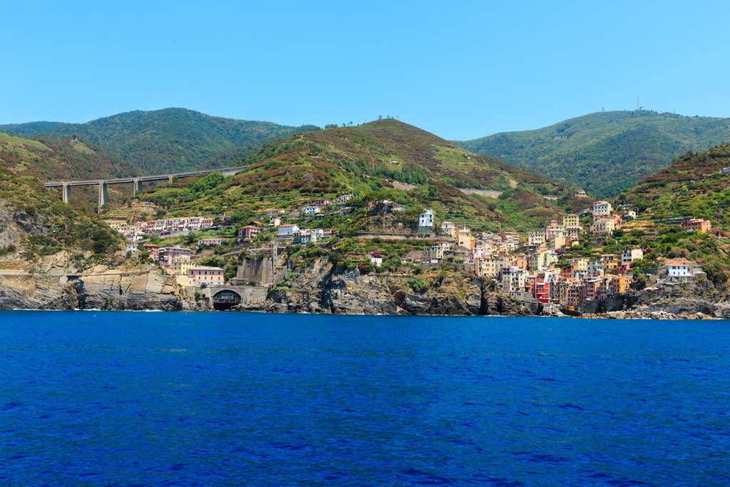  Manarola ͼҹ԰ׯ֮һǺͶϵ½֮䡣