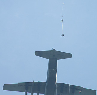吕伐登，弗里斯兰，荷兰-9 月 17 日： 荷兰军队的一名伞兵在 2011 年 9 月 17 日在吕伐登机场的航展上跳出一架 C-130 大<i>力</i>神军用飞机