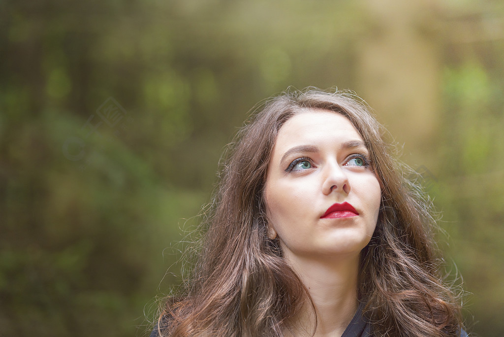 美丽的白种女人绿色的眼睛和红色的嘴唇向左看朝着光束