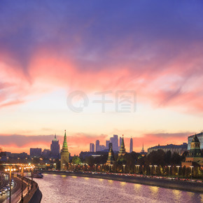 莫斯科河和克里姆林宫附近的堤防在晚上生动的日落色彩、俄罗斯莫斯科的建筑和地标