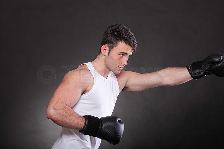 00拳击手举起双臂强壮的运动肌肉男,运动员展示他的肌肉,男性背部与