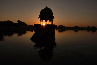 印度拉贾斯坦邦斋沙默尔区加迪萨湖寺庙的日出也称为加迪萨湖