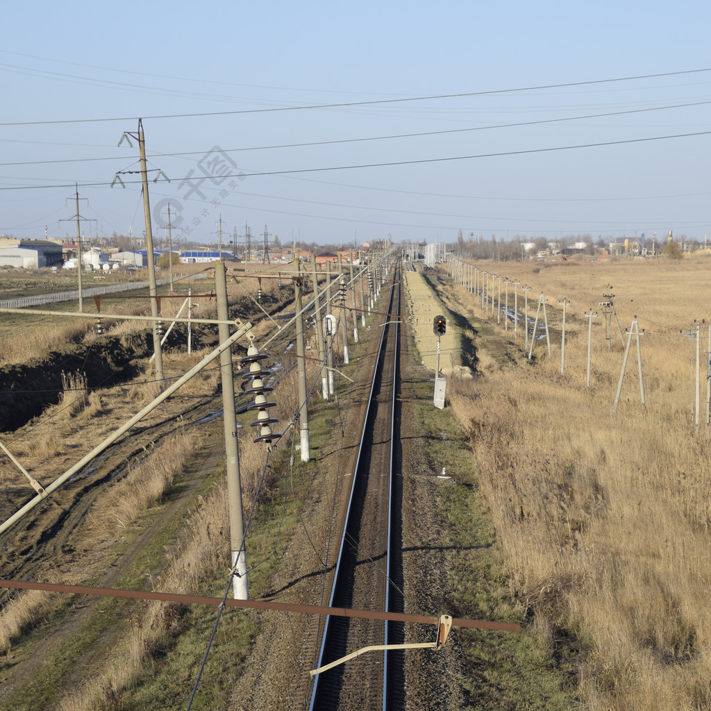 規劃鐵路軌道上的頂視圖用於電動火車的高壓電力線繪製鐵路軌道上的