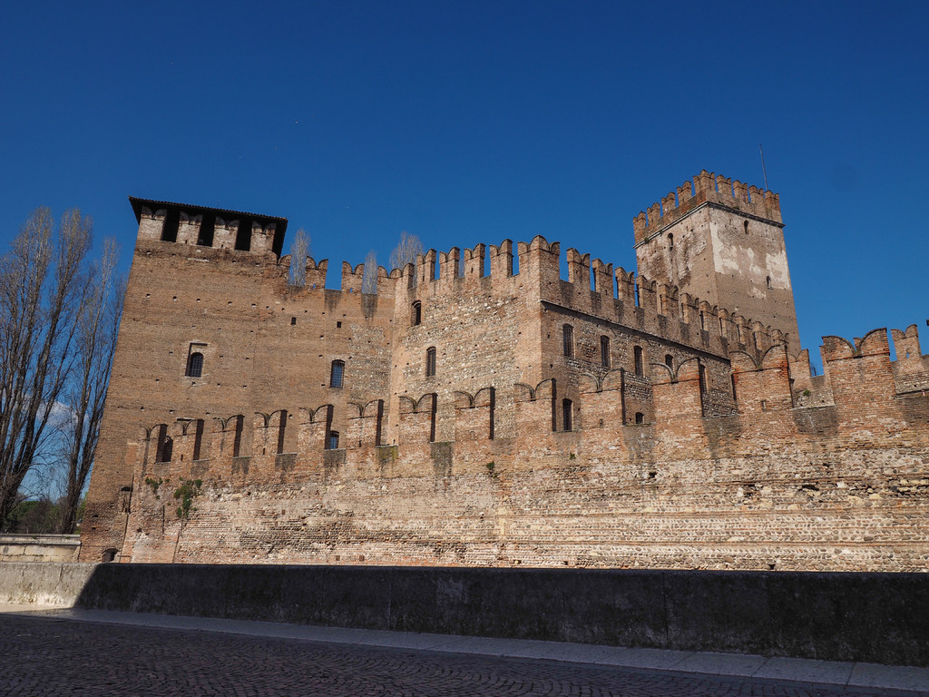 Ponte di CastelvecchioΪϳǱţ Ponte ScaligeroΪ Scaliger ţάɵİϽܺϡ Castelvecchio άɵ