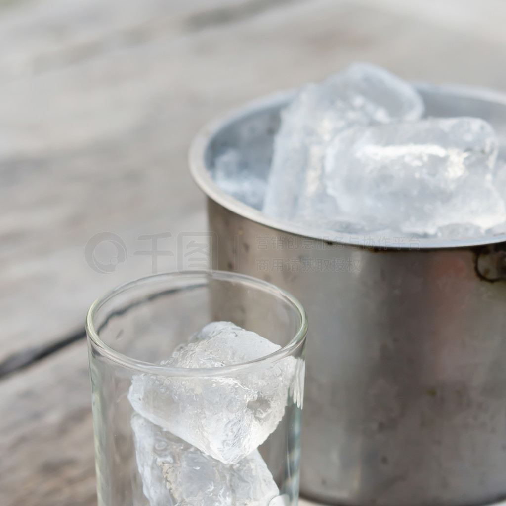 透明水杯里面装着冰块清凉通透高清PNG素材