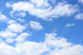 蓝天背景上简单美丽的白云