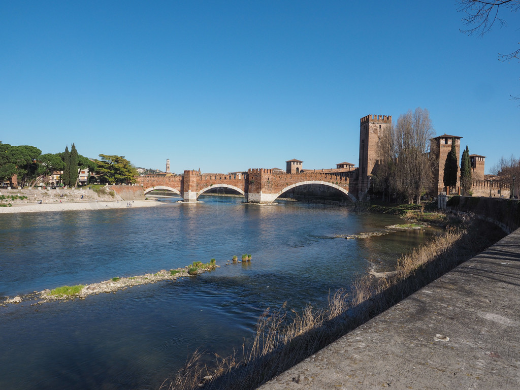 Ponte di CastelvecchioΪϳǱţ Ponte ScaligeroΪ Scaliger ţάɵİϽܺϡ Castelvecchio άɵ