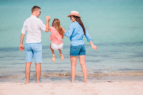与家人一起享受暑假的美丽热带海滩景观