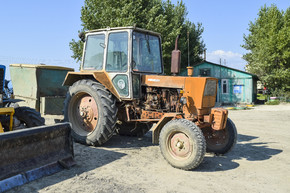 俄罗斯，Temryuk-2015 年 7 月 15 日： 拖拉机。农业机械拖拉机。拖拉机农业机械停车。这张照片是在 Temryuk 郊区的一个农村车库里的一个拖拉机停车场拍摄的。拖拉机。农业机械。