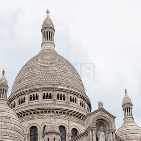 圣心大教堂是著名的天主教堂，也是巴黎的热门地标。