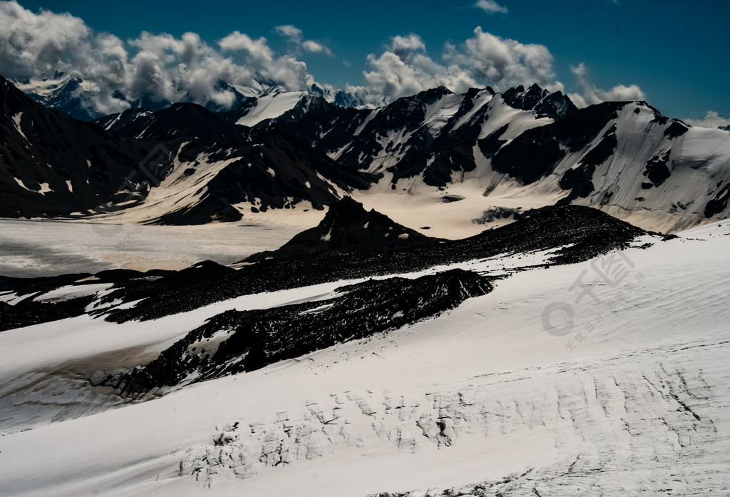 與雪的山風景山上的雪山風景與雪的山風景山上的雪山拉