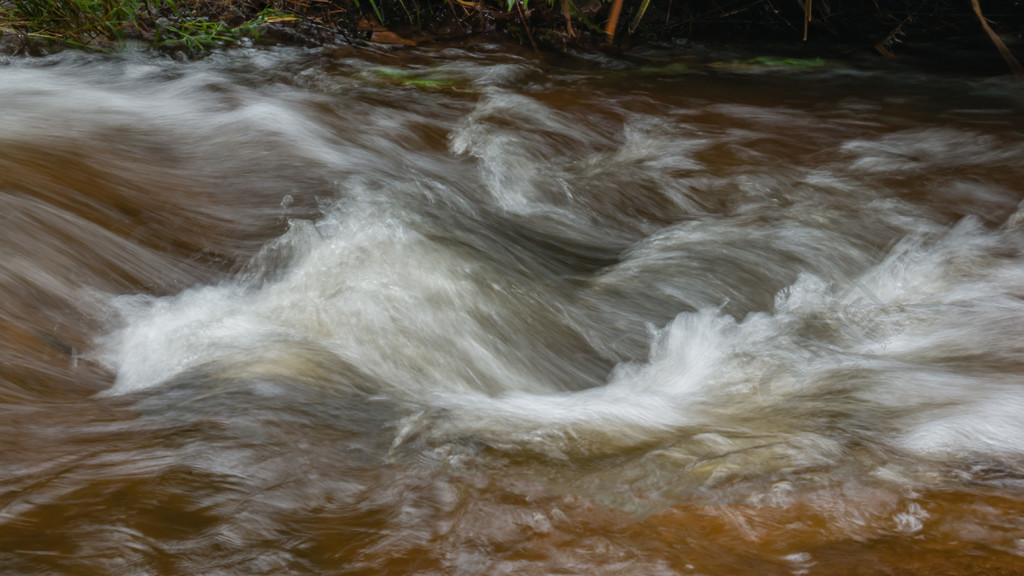 以山區河流水為背景的粗水河水洶湧