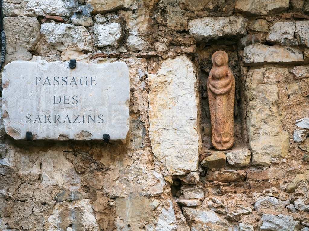 ǰ˹  Eze  Passage des Sarrazins ͷǽϵĴŮ