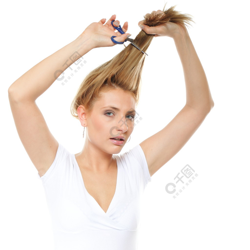 年轻的金发女子用剪刀剪头发不开心的表情与世隔绝在白色背景中