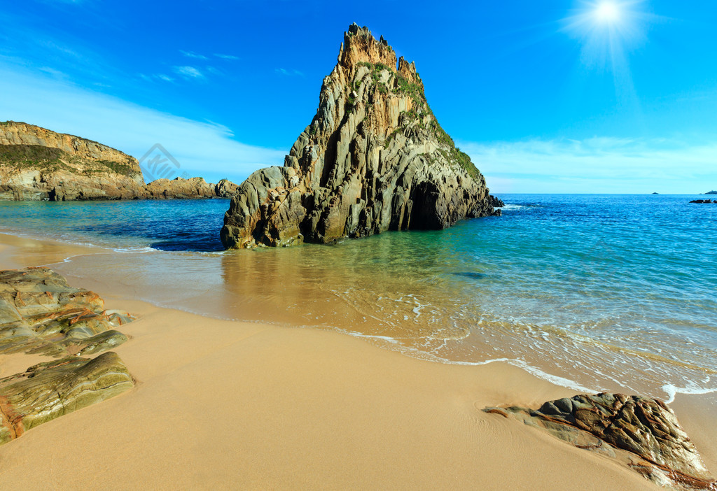 阳光明媚的桑迪mexota海滩和尖岩西班牙大西洋海岸线景观