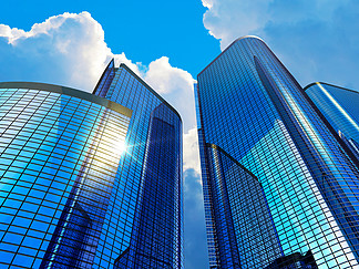 市中心企业商务区建筑理念：3D 渲染玻璃<i>反</i><i>射</i>办公楼摩天大楼与云彩和阳光的蓝天映衬