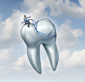 牙医对牙科保健和牙齿检查医学概念的建议,医生穿着制服骑马,用安全带